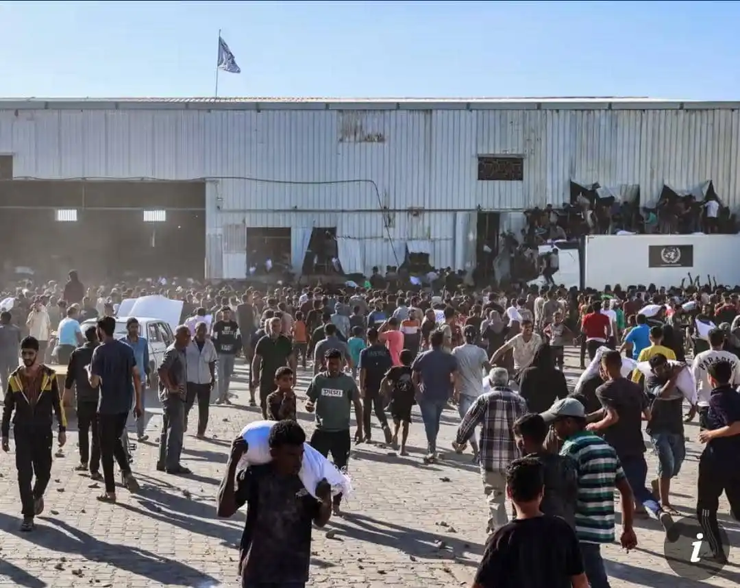 Image from Zoomic Media (1): Israel-Gaza war *Four people killed after starving Palestinians burst ...