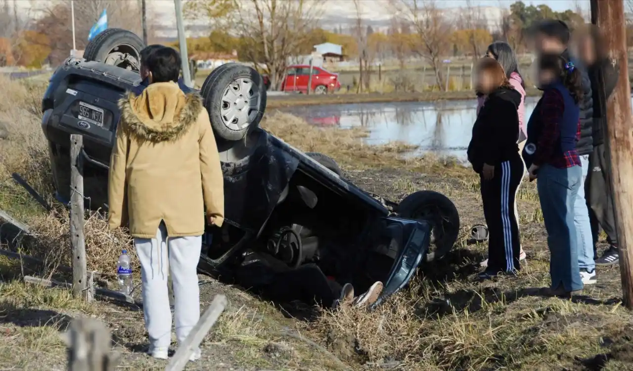 Image from Diario Jornada: 🔴 *ULTIMO MOMENTO | Vuelco en Ruta 7 entre Trelew y Gaiman.* 🚨🚑 El ...