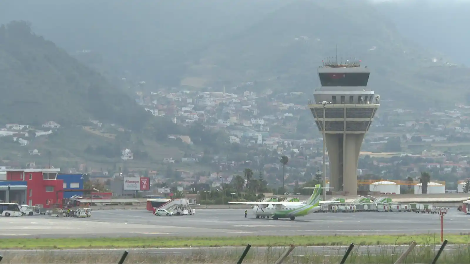 Image from RTVC: 🔴​ Un incidente en un avión mantiene bloqueada la pista del Aeropuert...