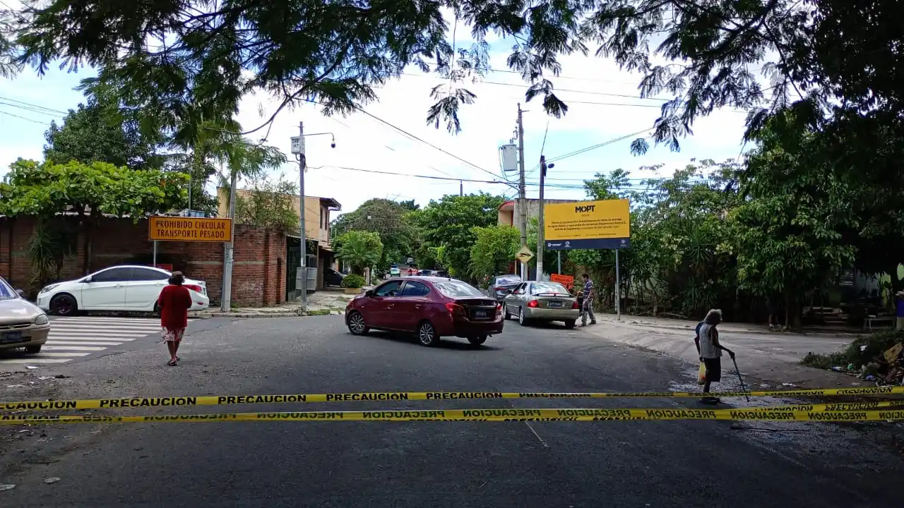 Image from NotiAccidentes SV 🇸🇻: Calle el tobogan cerrada por motivos de socavón en calle principal fav...