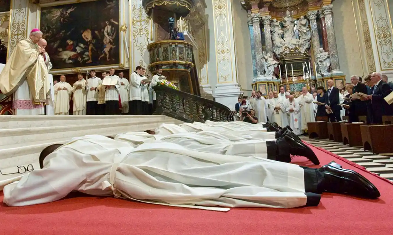 Image from Prima Bergamo: *Continua il declino della Chiesa: ordinati solo tre nuovi preti, Berg...