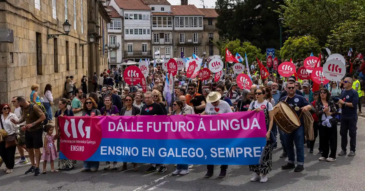 Image from CIG-Ensino: *👅 Milleiros de persoas fan historia de novo enchendo as rúas de Comp...