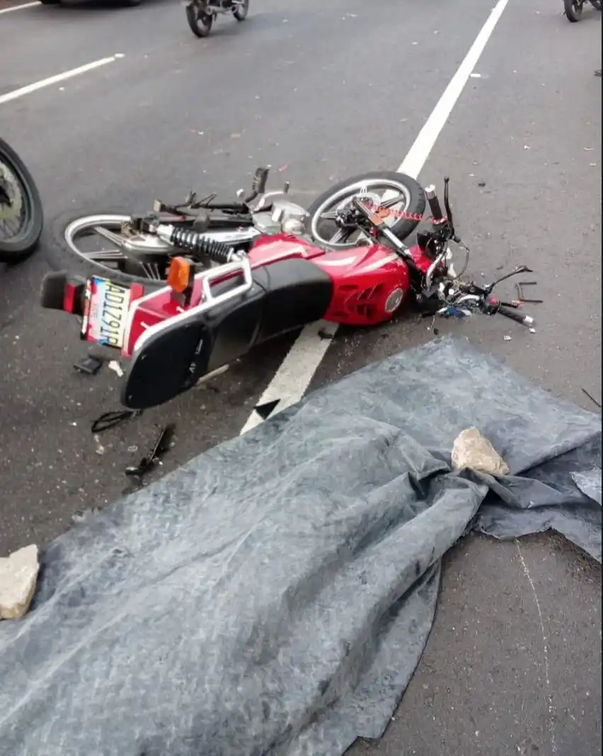 Image from NOTICÓDIGO (NotiDelta): Muere Funcionario policial al estrellar su moto en la autopista Caraca...