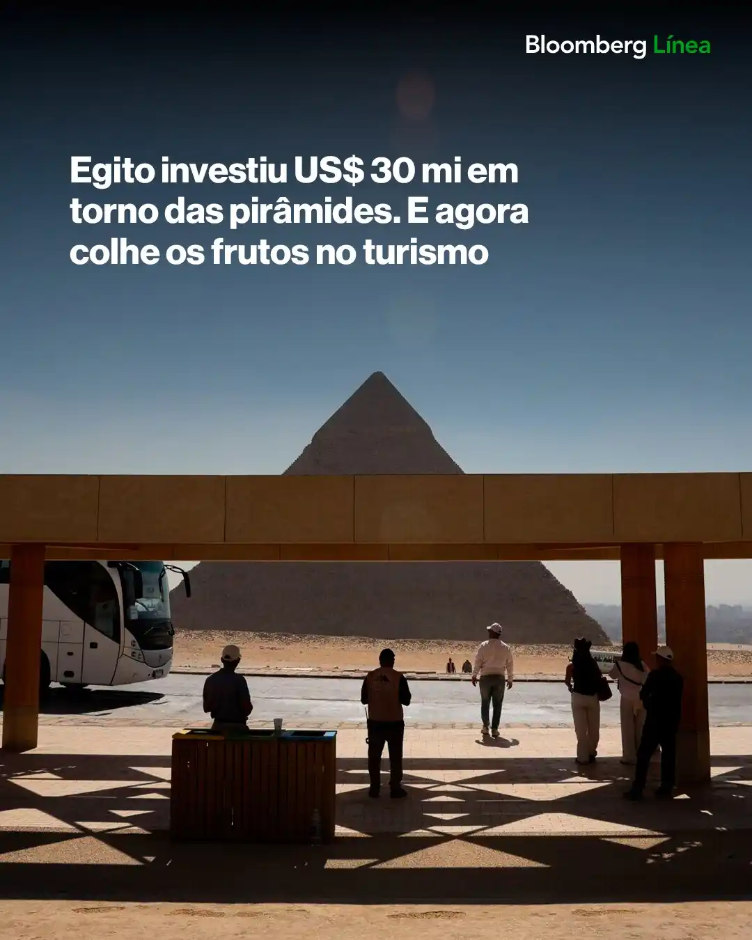 Image from Bloomberg Línea Brasil: O Egito reformulou a experiência de visitar as Pirâmides de Gizé com u...