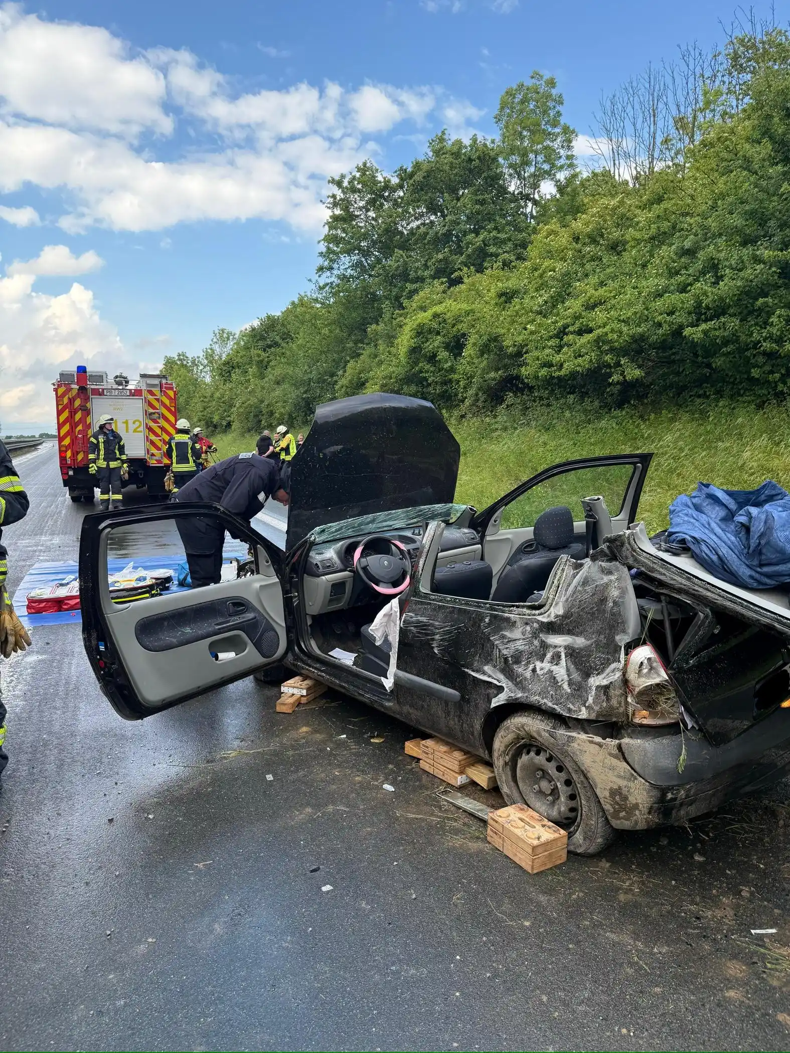 Image from Freiwillige Feuerwehr Borchen: +++ Zwei zeitgleiche Verkehrsunfälle beschäftigen die Feuerwehr Borche...