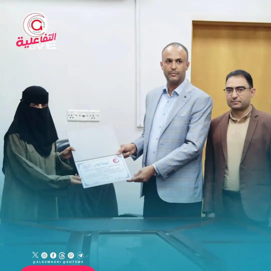 Image from هيئة المستشفى الجمهوري التعليمي أمانة العاصمة صنعاء: رئيس الهيئة يكرم الزميلتين مائسه الحمادي ونبيلة جحاف – من كادر الإدارة...