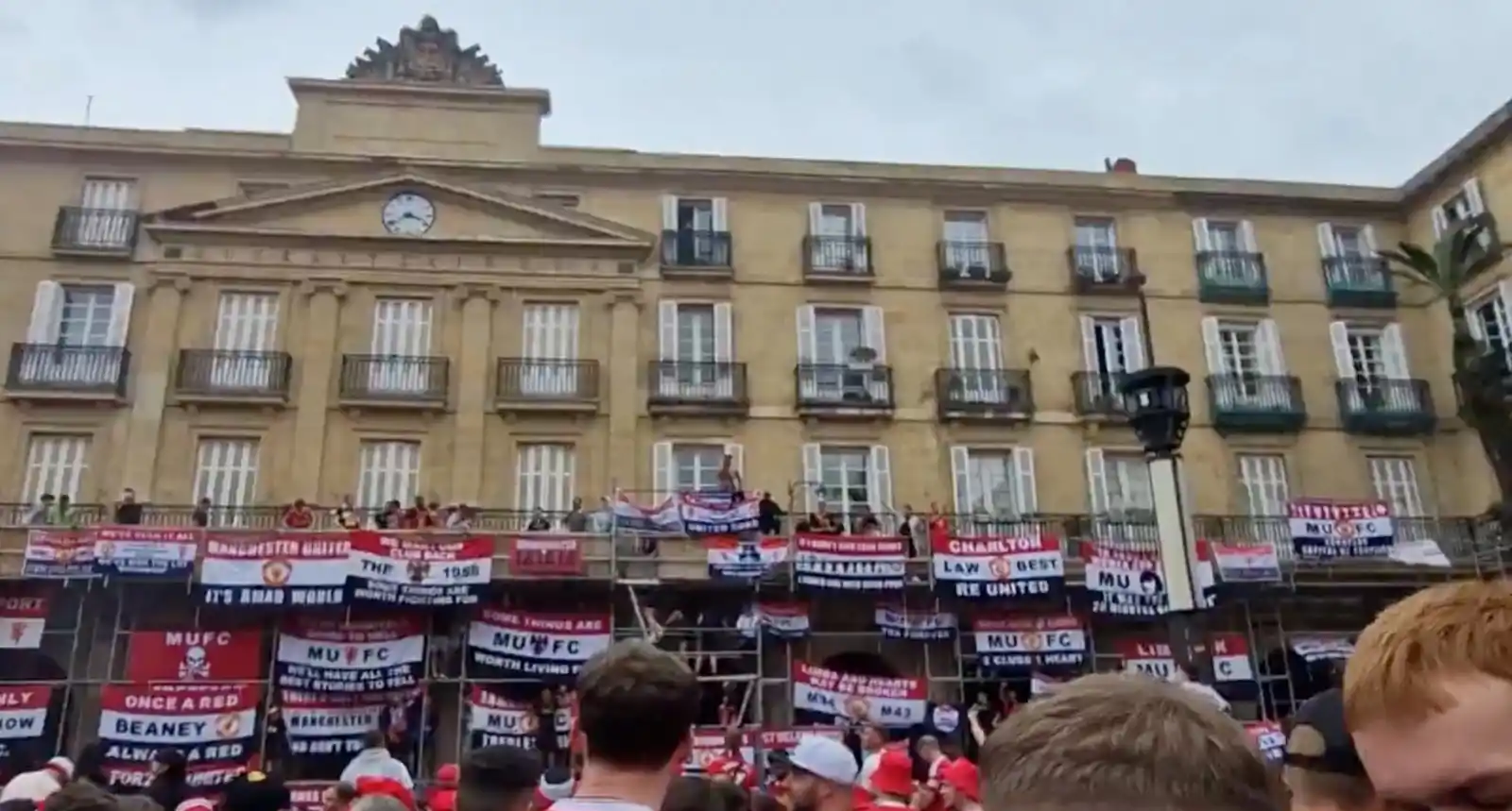 Image from NAIZ: 🔎  *2.000 policías y un anciano con un bastón: el desmán del fútbol s...