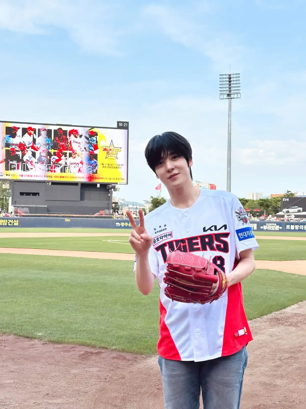 Image from ATEEZ BRASIL WINS: Behind Photo Yunho no jogo dos KIA Tigers "Yunho mais uma vez mostr...