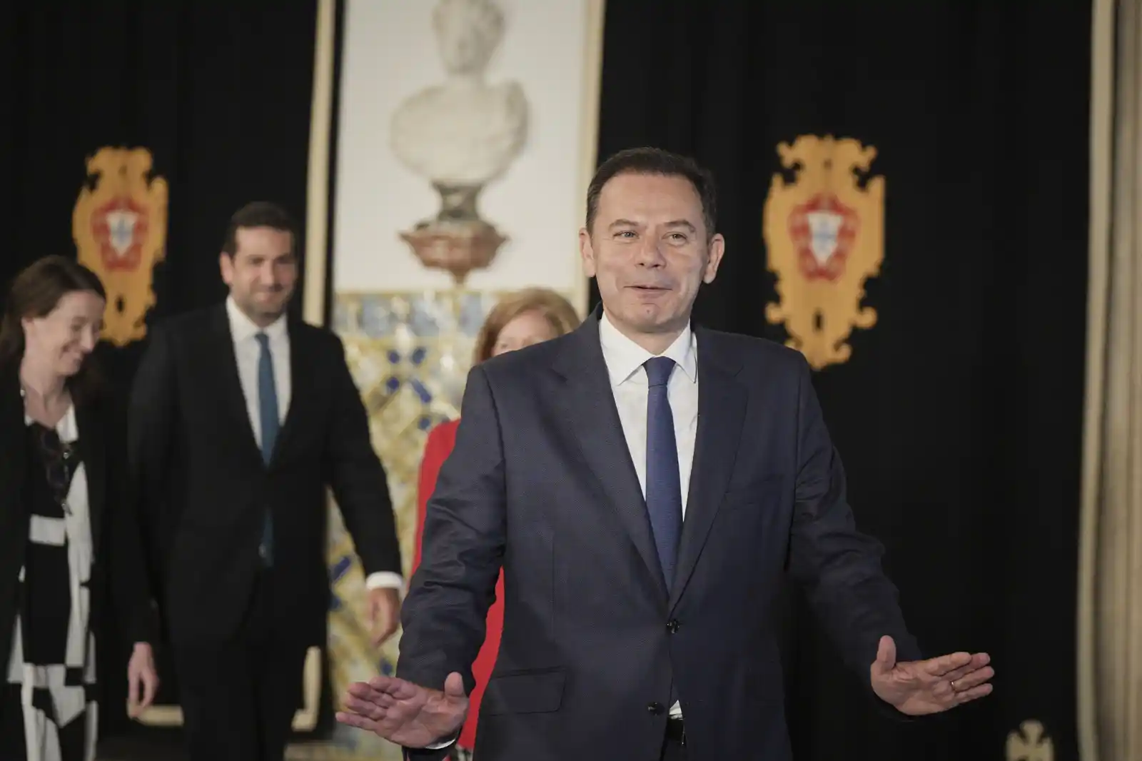 Image from Público: *Bom dia!* 👋 Comece a quinta-feira com estes cinco artigos:  1️⃣ *AD ...