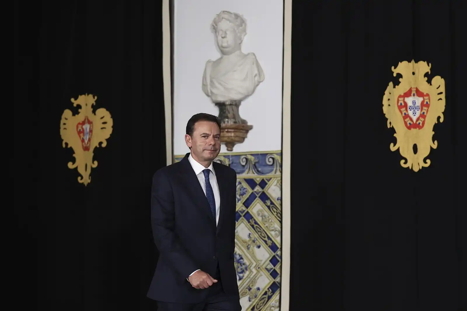 Image from Público: *Bom dia!* 👋 Comece a sexta-feira com estes cinco artigos:  1️⃣ *Mont...