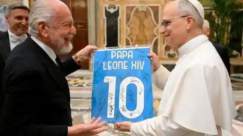 Image from Vatican News PL: *Leon XIV przyjął piłkarzy Napoli, tegorocznego mistrza Włoch* Leon ...