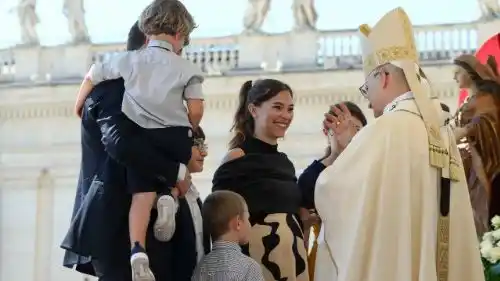 Image from Vatican News PL: *Leon XIV: Rodzina przekazuje życie i wiarę* W rodzinie wiara przeka...