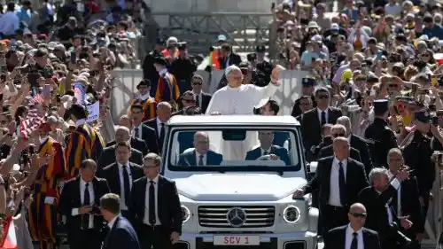 Image from Vatican News PL: *Leon XIV: w przypowieści o Dobrym Samarytaninie Jezus uczy nas współc...