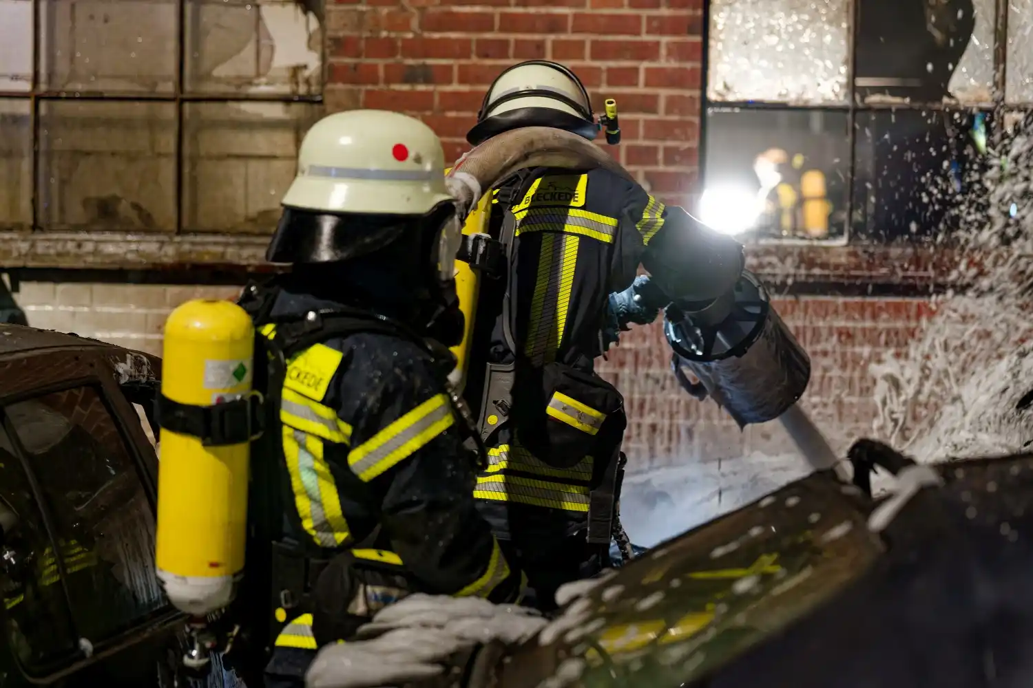 Image from Feuerwehr Bleckede: Mehrere PKW im Vollbrand - Übergreifen auf Halle verhindert Am frühen...