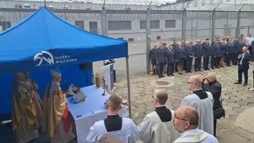 Image from Vatican News PL: *Nie jesteście sami. Jesteście dziećmi Boga – kard. Nemet do więźniów ...