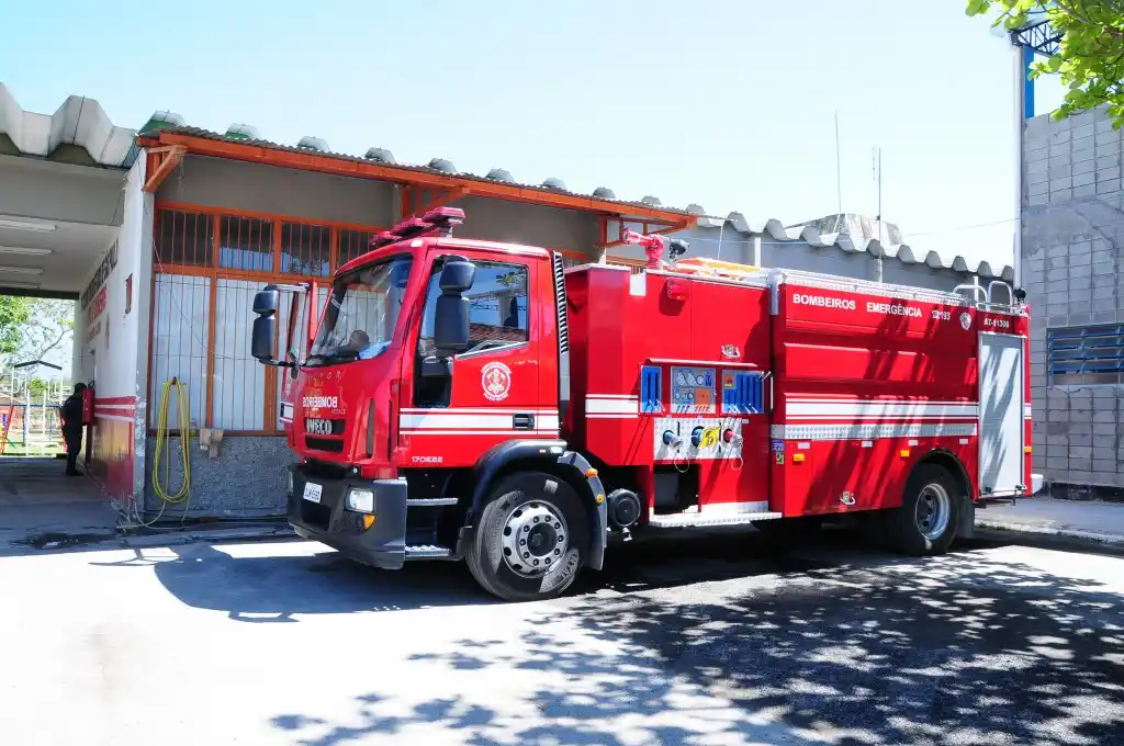 Image from Vale 360 News: *TELHADO EM CHAMAS CAI EM CIMA DE HOMEM, QUE MORRE CARBONIZADO EM RESI...