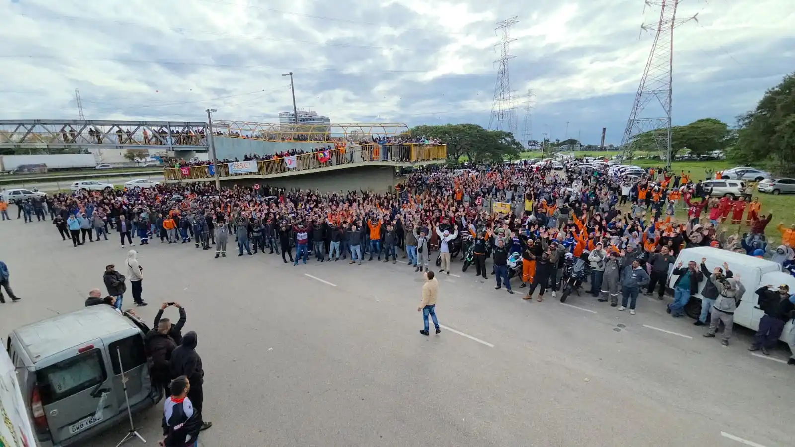 Image from Vale 360 News: *TRABALHADORES DA CONSTRUÇÃO CIVIL ENCERRAM GREVE NA REVAP, EM SÃO JOS...