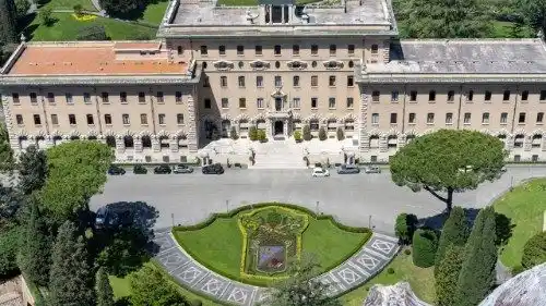 Image from Vatican News PL: *W Ogrodach Watykańskich powstał kwiatowy herb papieża Leona XIV* W ...