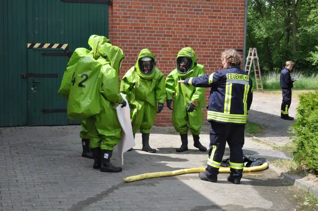 Image from Feuerwehr Bleckede: Weiterbildung zur Trageberechtigung CSA-Träger der Gefahrgutgruppen au...