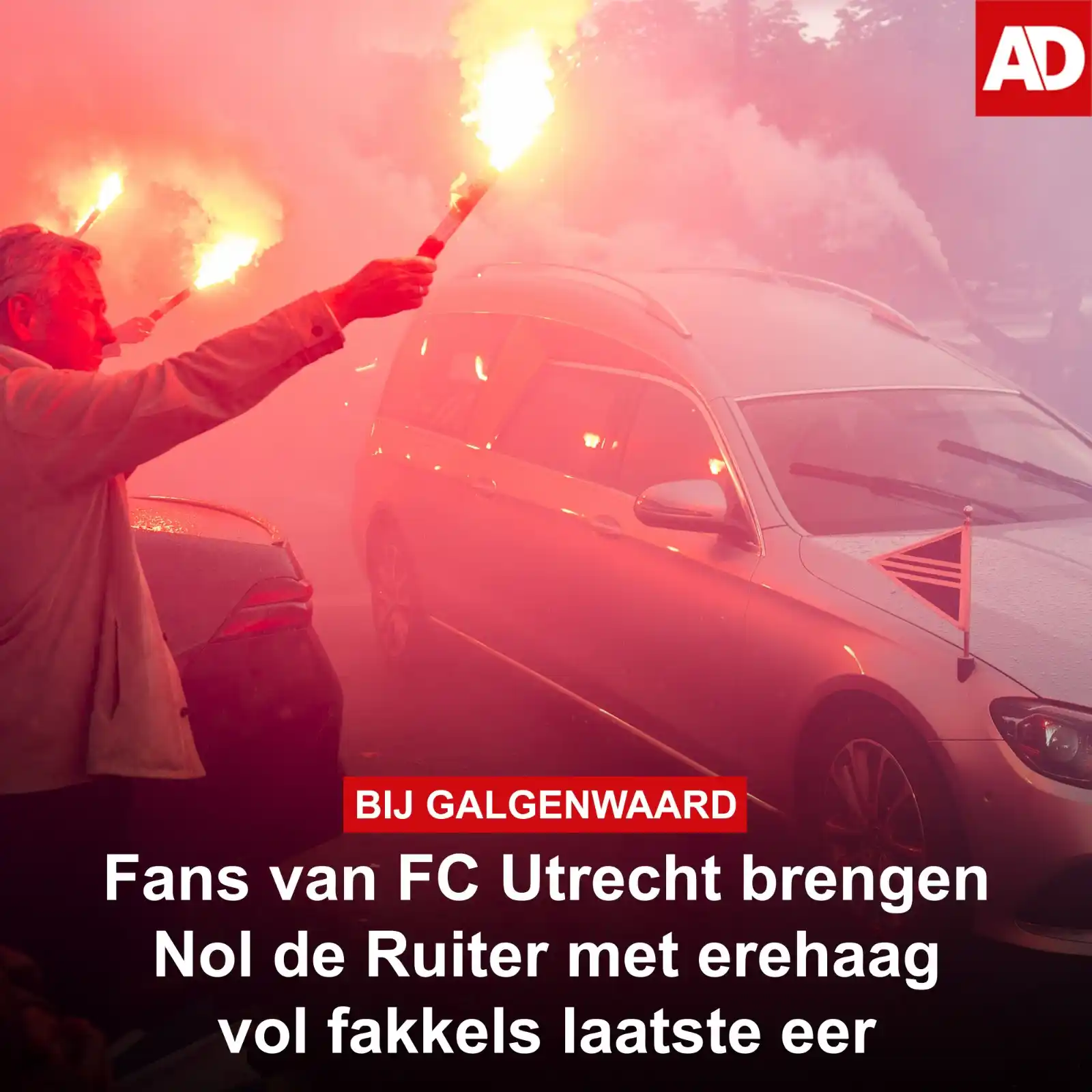 Image from AD Utrecht: Rood gekleurde fakkels, rookbommen en veel (sier)vuurwerk: *de erehaag...