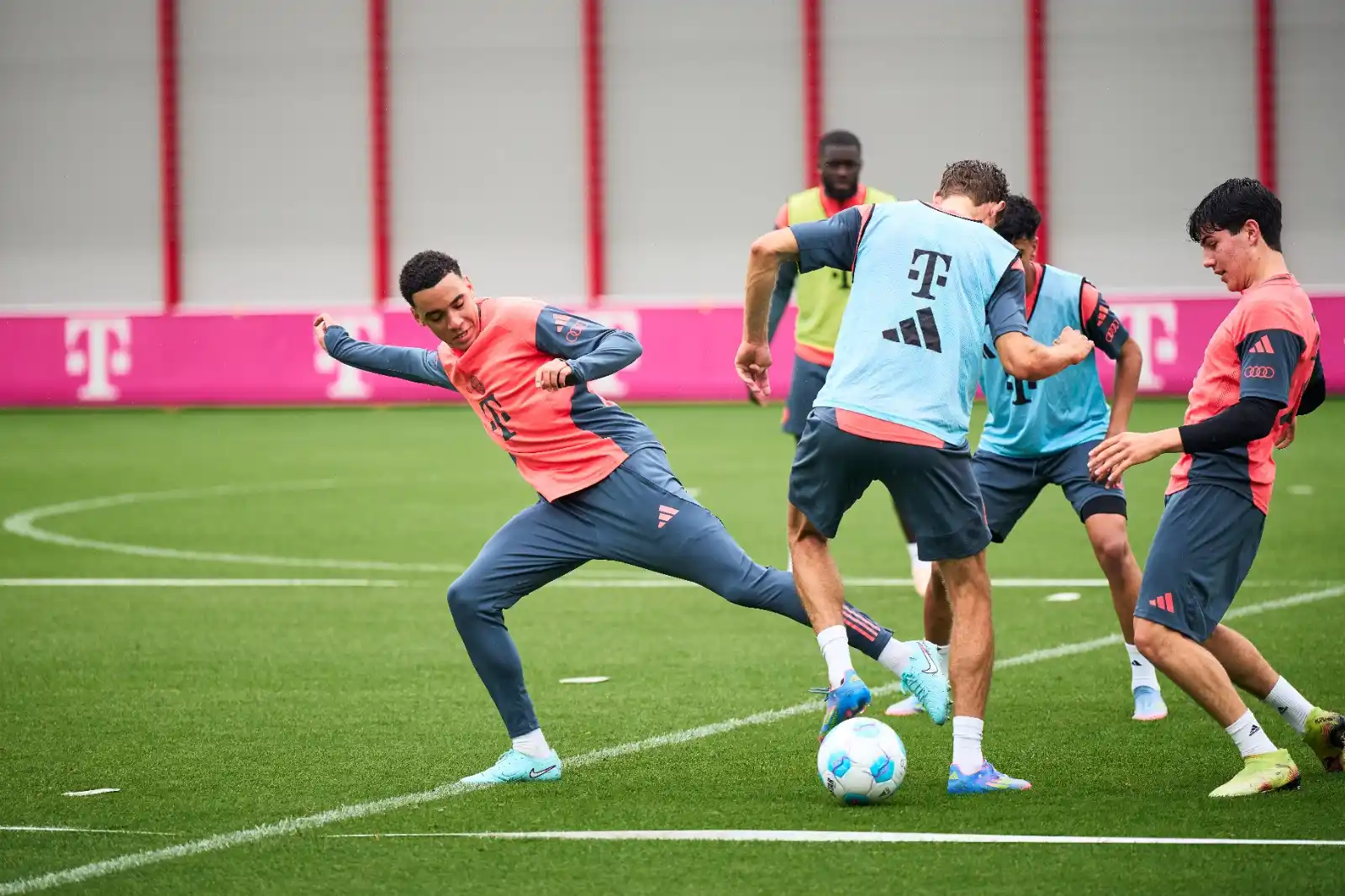 Image from FC Bayern: Servus liebe FC Bayern-Fans! 🫶 In fünf Tagen machen wir uns auf die ...