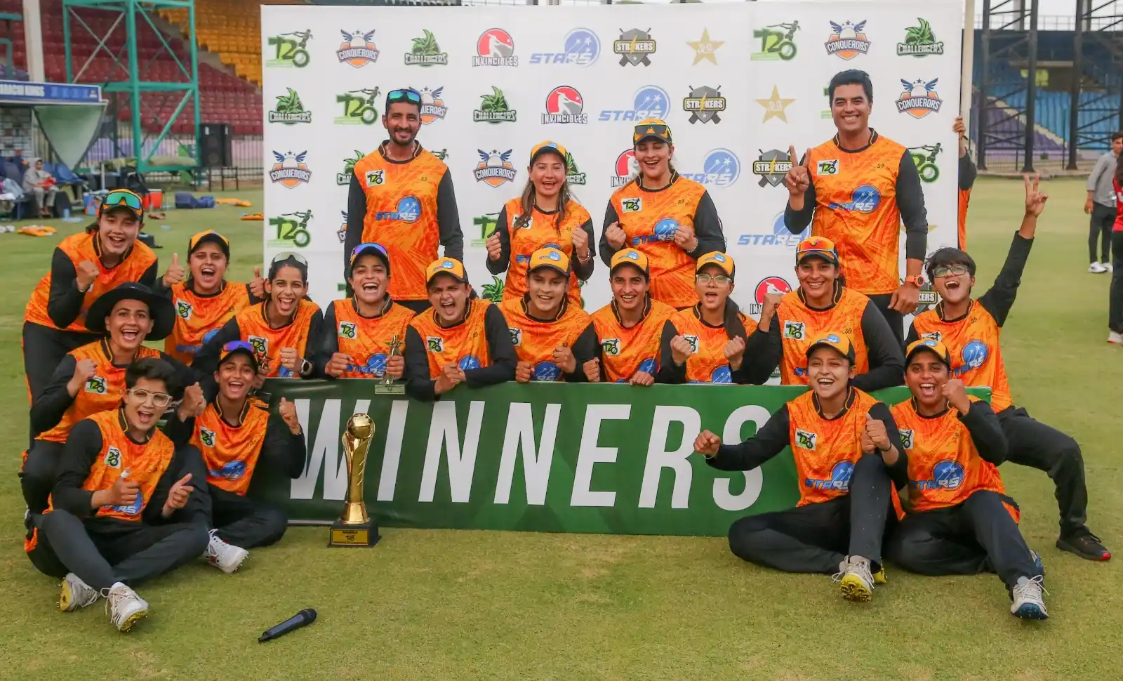 Image from Pakistan Cricket Team: ๐๐ญ๐๐ซ๐ฌ - ๐๐๐ญ๐ข๐จ๐ง๐๐ฅ ๐๐จ๐ฆ๐๐ง'๐ฌ ๐๐๐ ๐๐จ๐ฎ๐ซ๐ง๐๐ฆ๐๐ง๏ฟฝ...