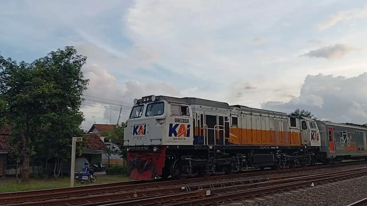 Image from ⏤͟͟͞͞✧ ISBYYK | Saluran Kereta Api: *_CC 206 13 53 (53) BD -> KA 7014A Lodaya Tambahan [BD - SLO]_*  _*#⏤͟...
