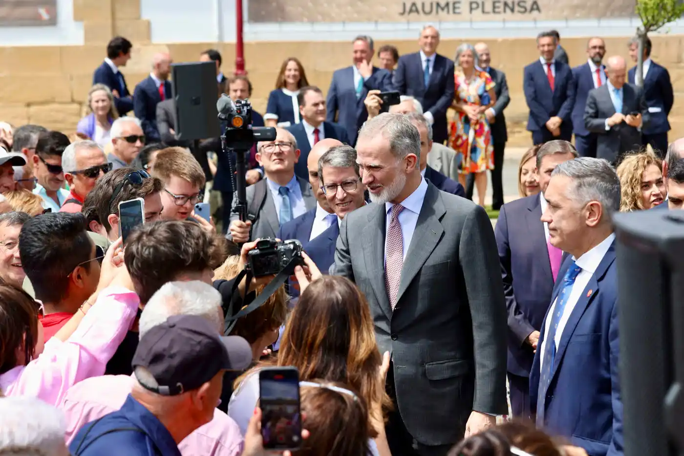 Image from NueveCuatroUno 📰 La Rioja 🔴⚪🟢🟡: *FOTOGALERÍA.* La visita del rey Felipe VI a Haro, en imágenes. https:...