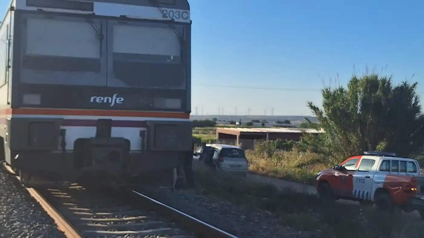 Image from NueveCuatroUno 📰 La Rioja 🔴⚪🟢🟡: *Infierno en el tren chispita.* La Guardia Civil auxilia a 140 pasajer...