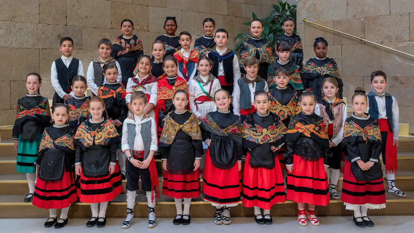Image from NueveCuatroUno 📰 La Rioja 🔴⚪🟢🟡: *Los rostros de las fiestas.* San Bernabé ya tiene a sus 30 niñas y ni...