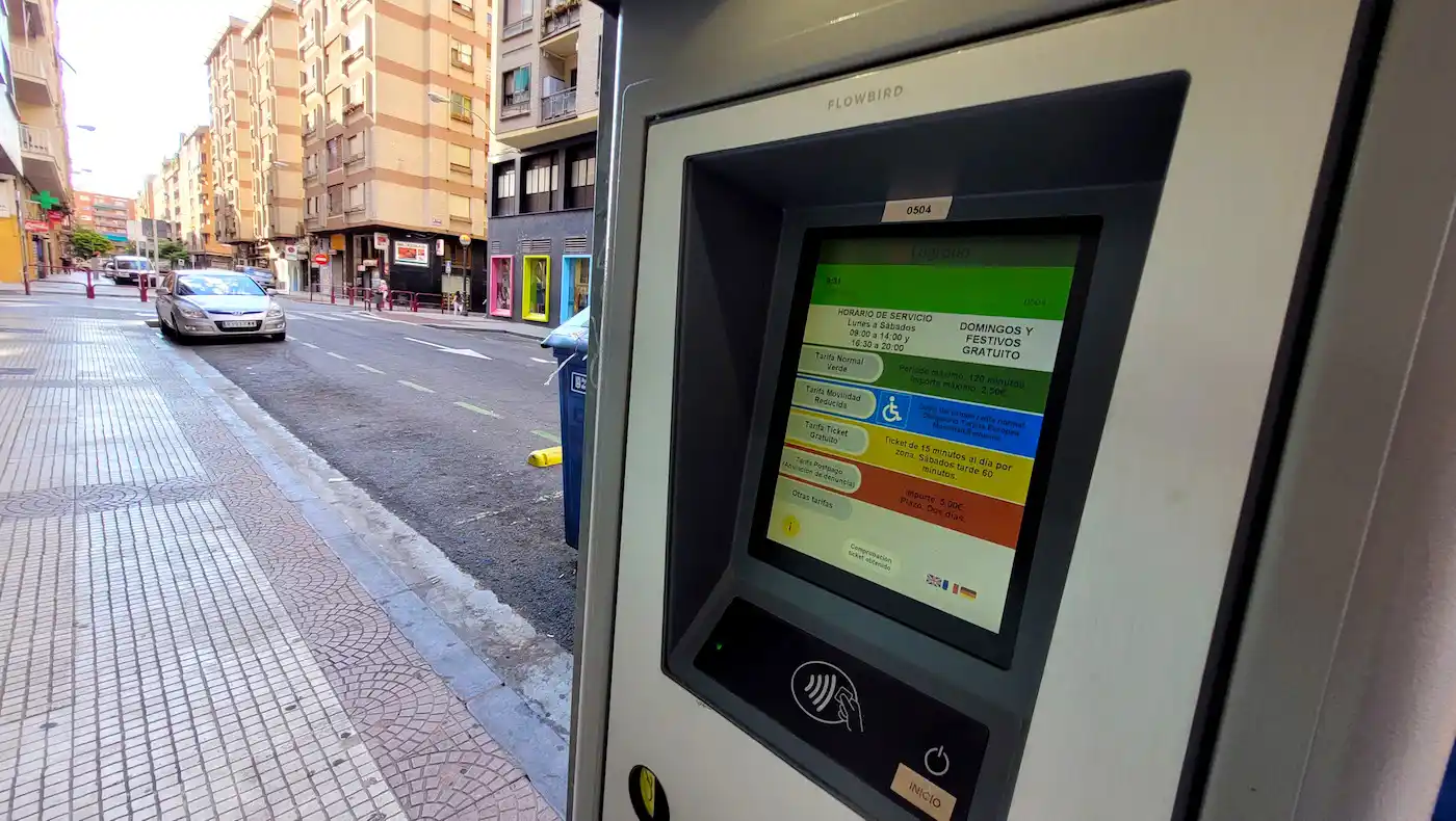 Image from NueveCuatroUno 📰 La Rioja 🔴⚪🟢🟡: *Parquímetros apagados.* Logroño 'indulta' la zona azul y verde entre ...