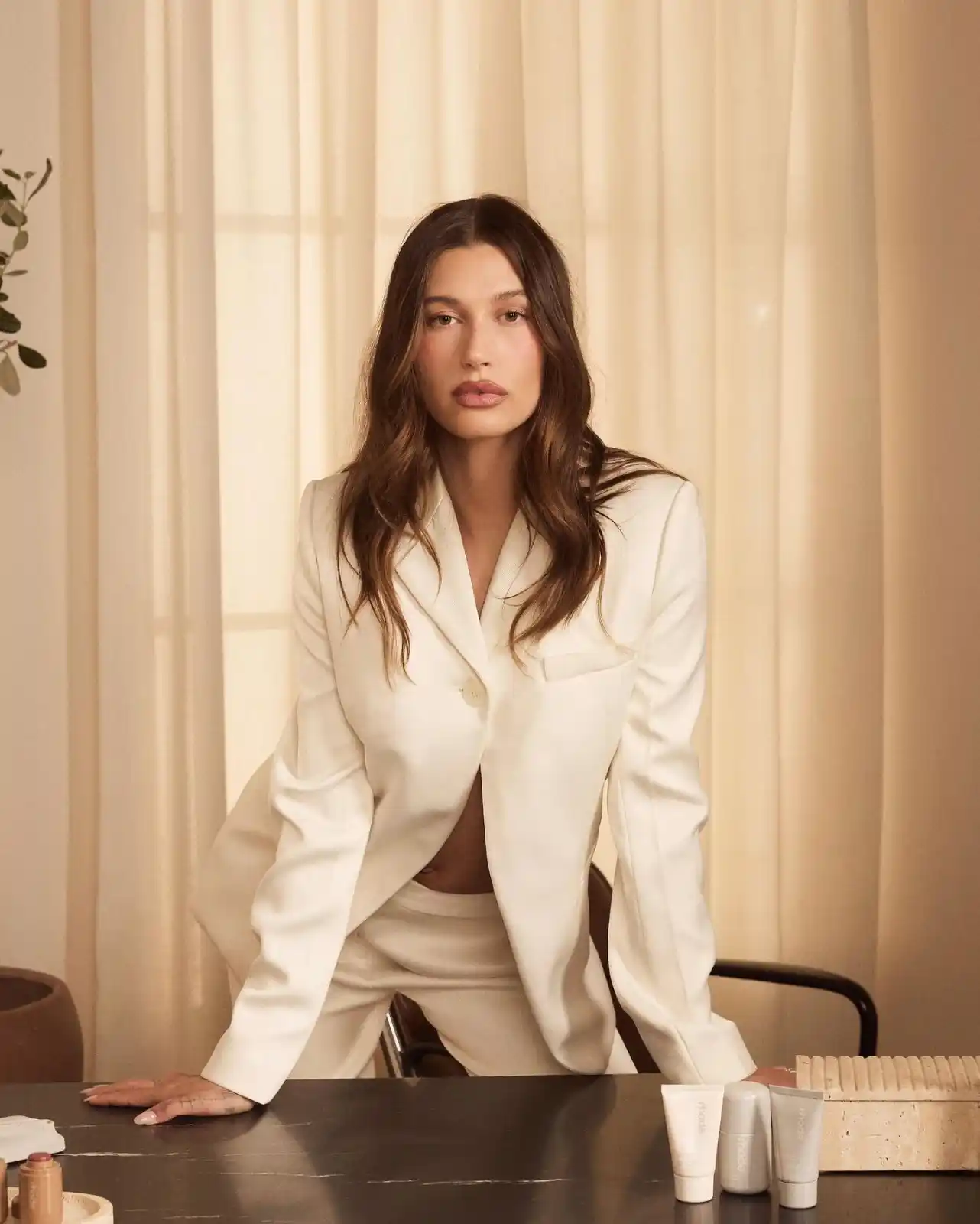 Image from UOL | Maquiagem e skincare : A marca *Rhode*, fundada por Hailey Bieber, foi adquirida pela gigante...
