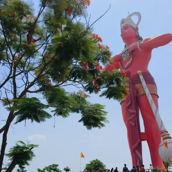 Image from INDIANEWSEXPRESS: मंगल मूरति मारुति नंदन, सकल अमंगल मूल निकंदन। पवन तनय संतन हितकारी, ...