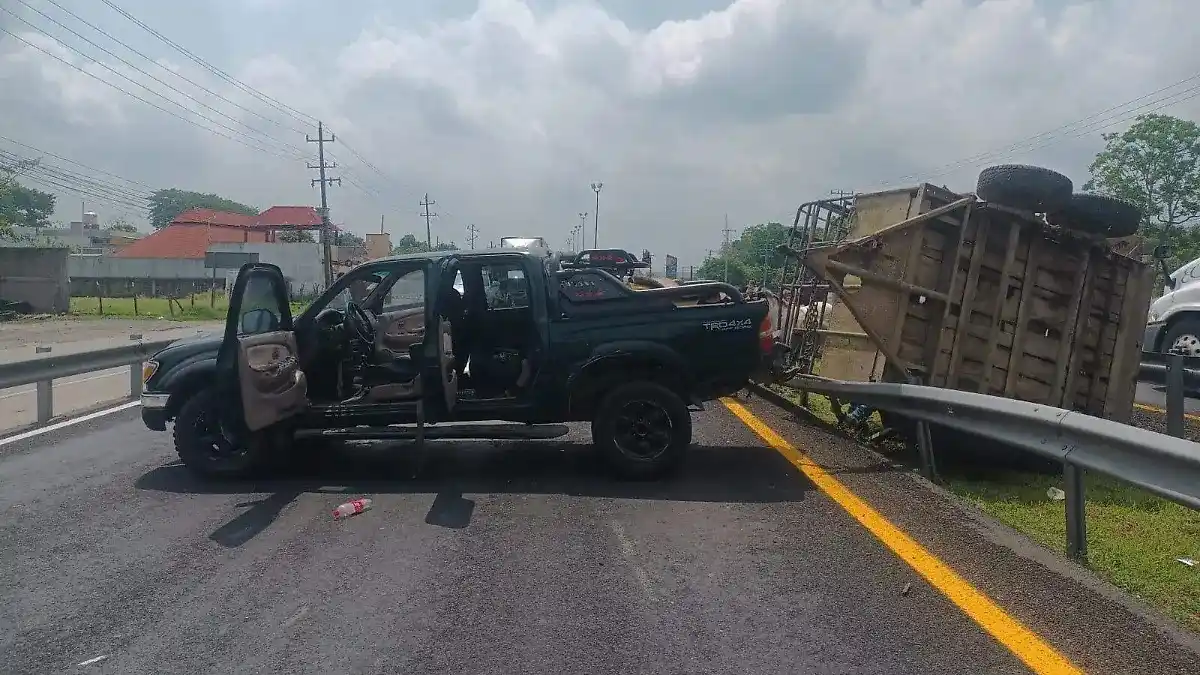Image from El Heraldo de Tabasco 📰: 🗣 *Vuelca remolque sobre la carretera Cárdenas-Coatzacoalcos; transpo...