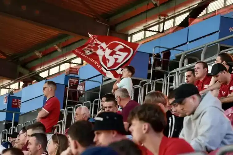 Image from Die RHEINPFALZ : ⚽👹 *Alles für die Amateure: Fans helfen der FCK-Reserve im Aufstiegsr...