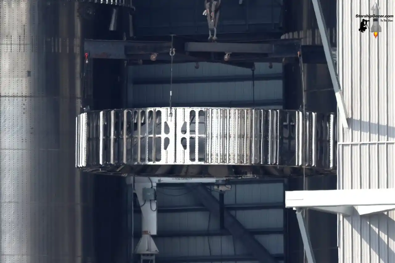 Image from Starship News | Por Arion Science: Durante a descida pela atmosfera o Superheavy voará com um ângulo de a...