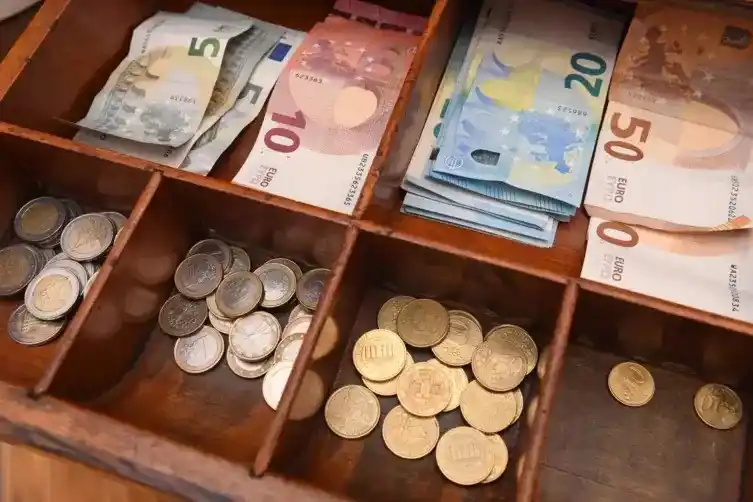 Image from Die RHEINPFALZ : 💰 *Fehlende Jahresabschlüsse: Wenn Kommunen ihre Pflicht versäumen* W...