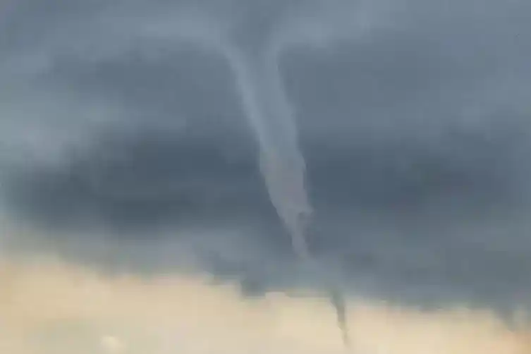 Image from Die RHEINPFALZ : 🌪️⛈️ *Ludwigshafen entgeht einem Tornado* Eine Trichterwolke hat sich...