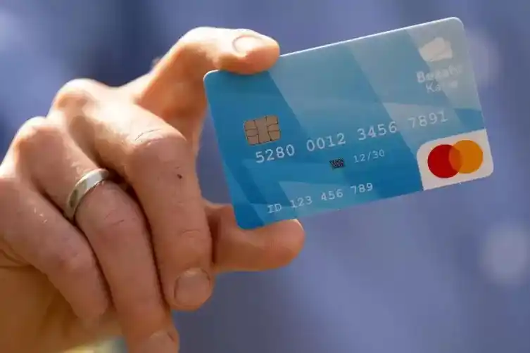 Image from Die RHEINPFALZ : 💳 *Stadt Speyer will keine Bezahlkarte für Flüchtlinge einführen* Etl...