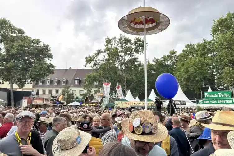 Image from Die RHEINPFALZ : 🤠 *Strohhutfest: Die Bilanz der Polizei zum dritten Festtag* Auch am...