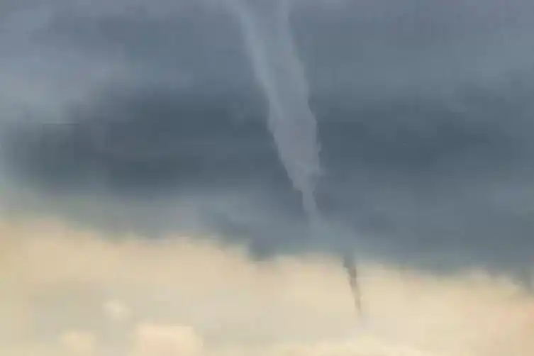 Image from Die RHEINPFALZ : 🌪️⛈️ *Trichterwolke bildet sich bei Unwetter über Ludwigshafen* Eine ...