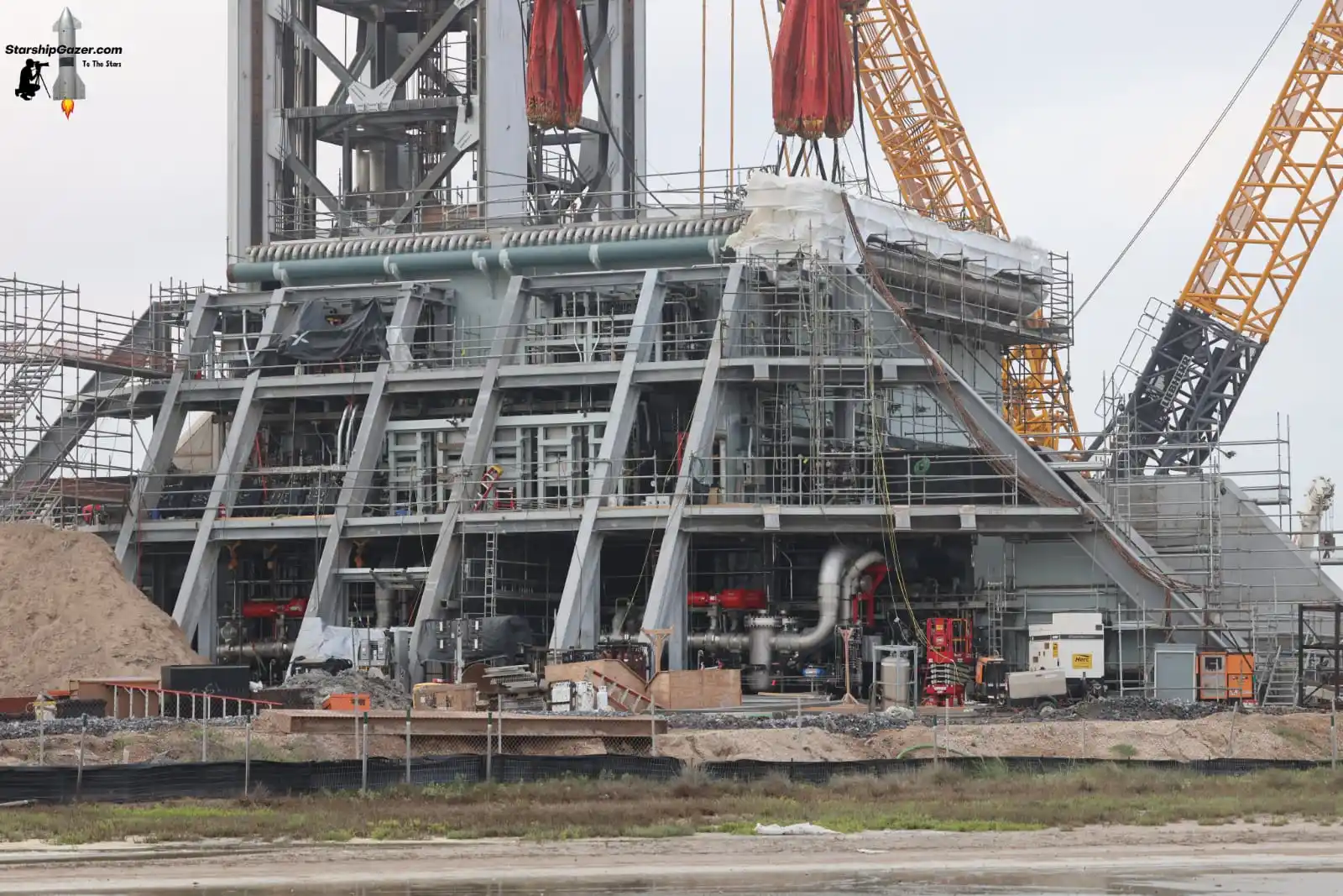 Image from Starship News | Por Arion Science: Uma vista do andamento da construção da plataforma de lançamento e da ...