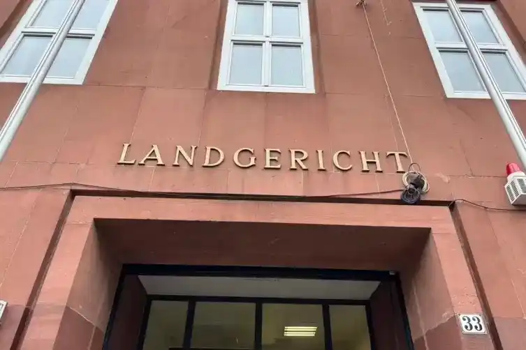 Image from Die RHEINPFALZ : ⚖️ *Warum ein 64-Jähriger trotz etlicher Taten nicht bestraft wird* Di...