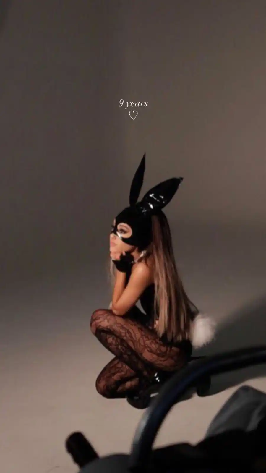 Image from UOL | Universo Ariana Grande : FELIZ *9 ANOS* DE DANGEROUS WOMAN 🖤🐰🔥 Ari celebrou o niver de um d...