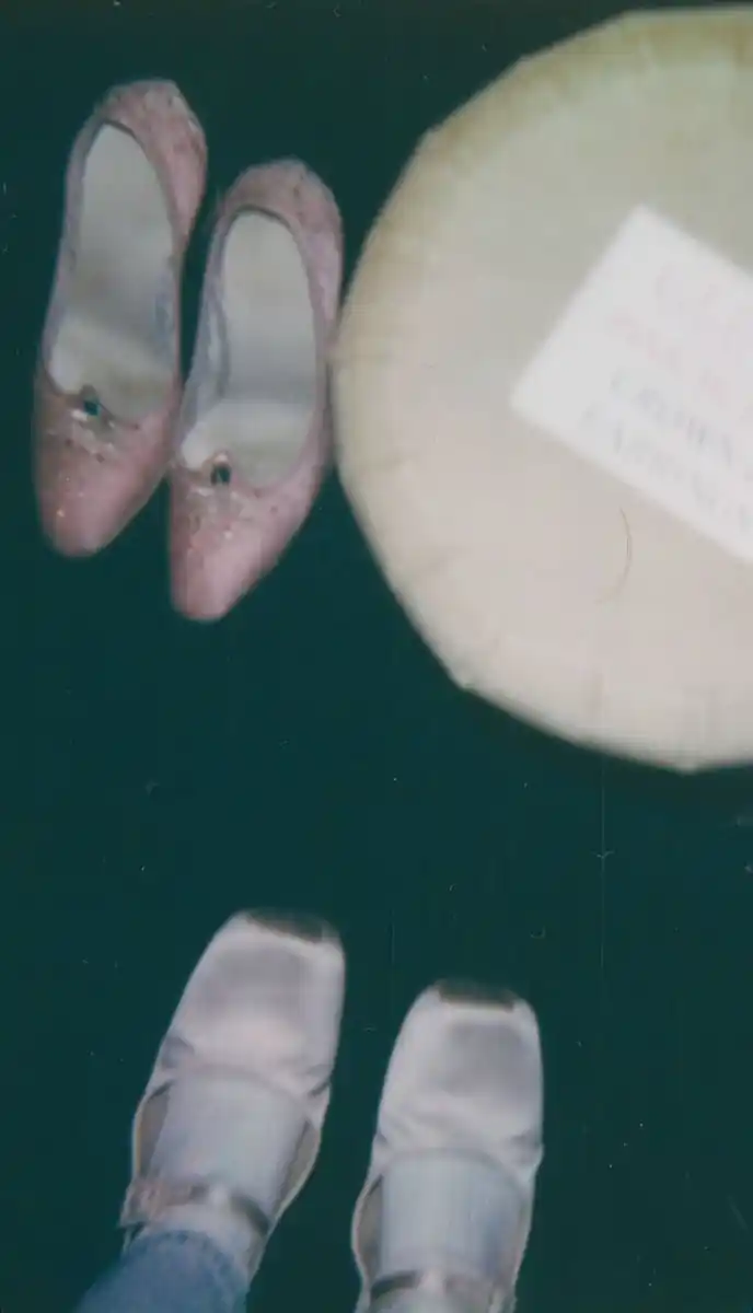 Image from UOL | Universo Ariana Grande : Prontos pra desafiar a gravidade novamente? 🥹 Mais uma foto de Ari no...