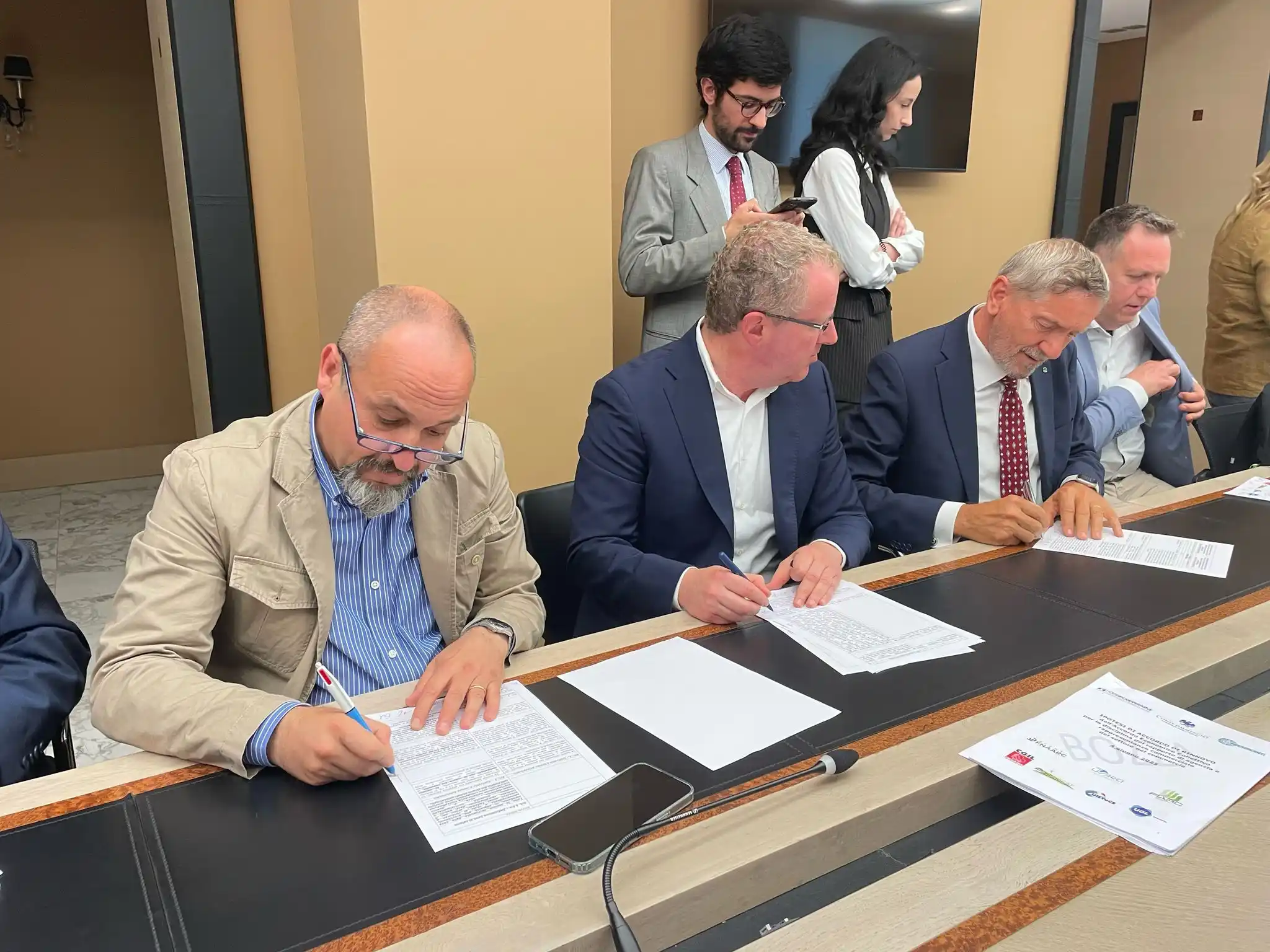 Image from Fisascat Cisl Nazionale - Diritti e Lavoro: 🟢 <a class="text-blue-500 hover:underline cursor-pointer" href="/hash...