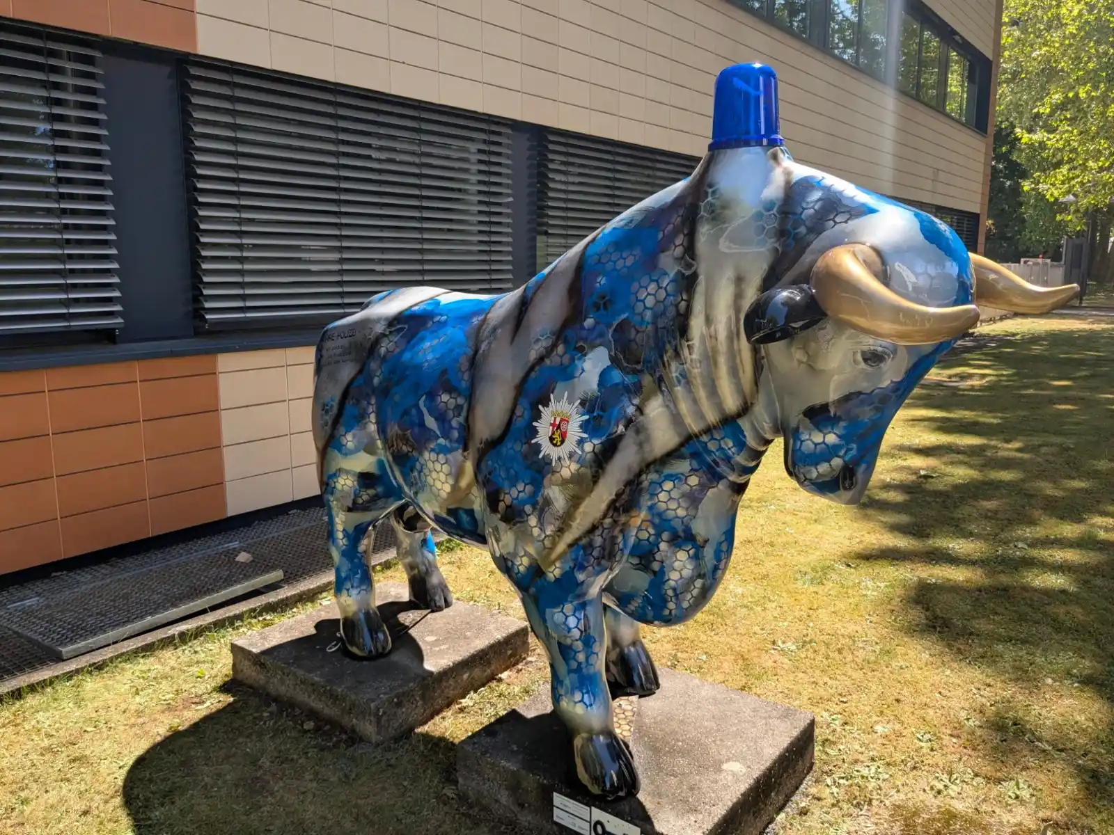 Image from Polizeipräsidium Westpfalz: *Neuer Stier in Pirmasens* Überall in der Stadt findet man die Stierfi...