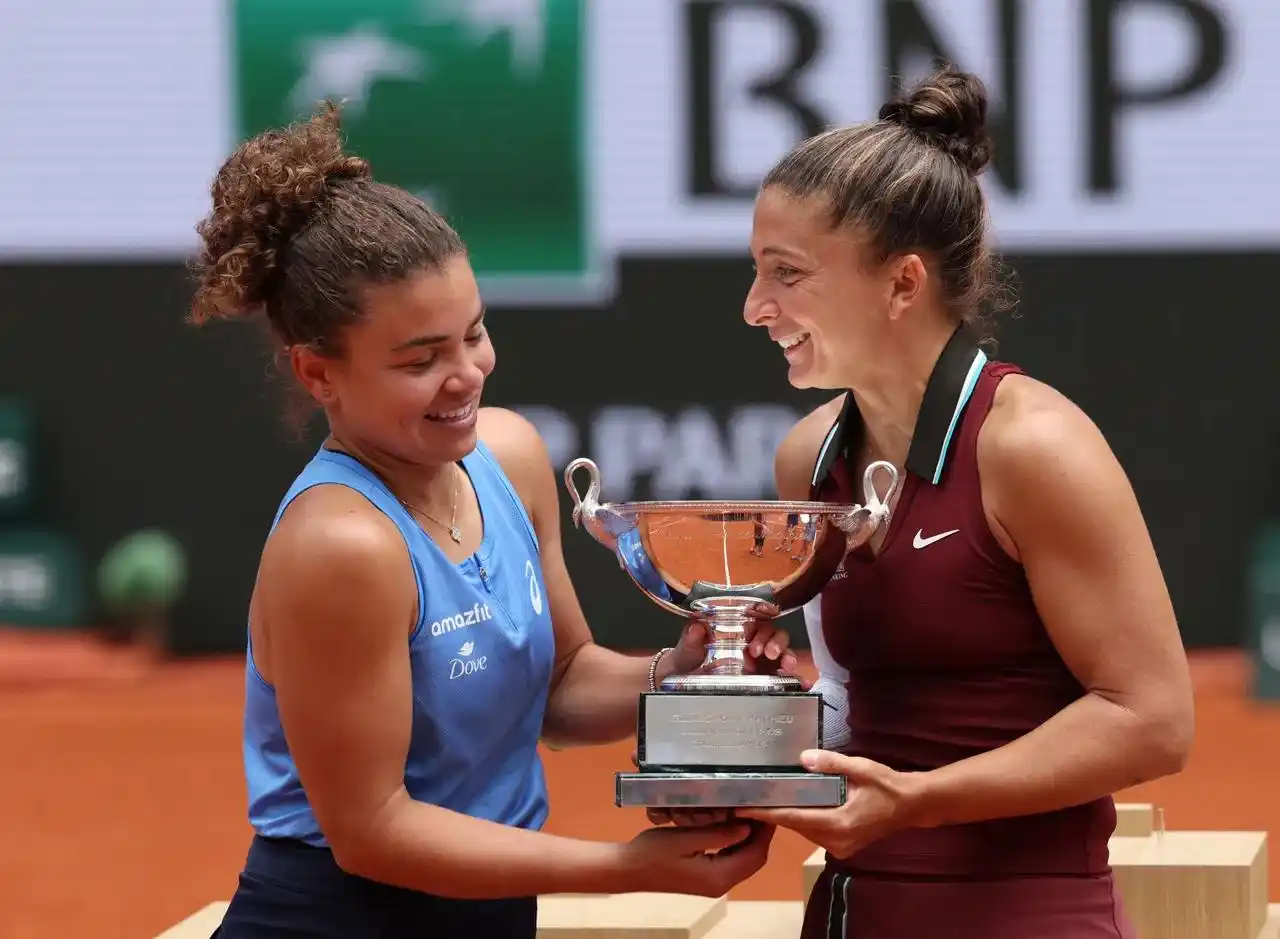Image from Vogue Italia: A quasi un anno dal trionfo olimpico, Jasmine Paolini e Sara Errani sc...