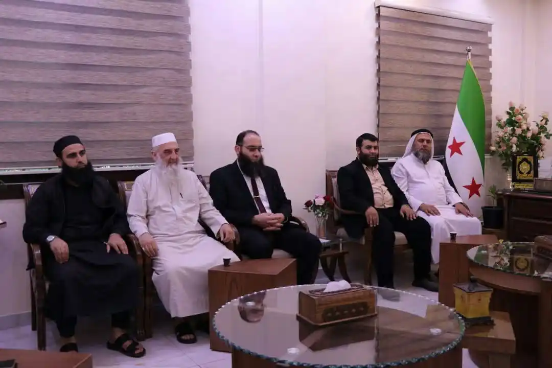 Image from الشيخ عدنان العرعور: استقبل مدير أوقاف محافظة إدلب السيد "عبد الحميد الخلف" فضيلة الشيخ "عد...