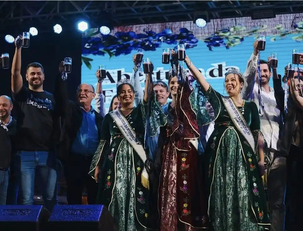 Image from Rádio Diplomata FM - Notícias e conteúdos de Brusque e região: Primeira noite da 10ª Festa da Integração de Guabiruba celebra os 150 ...
